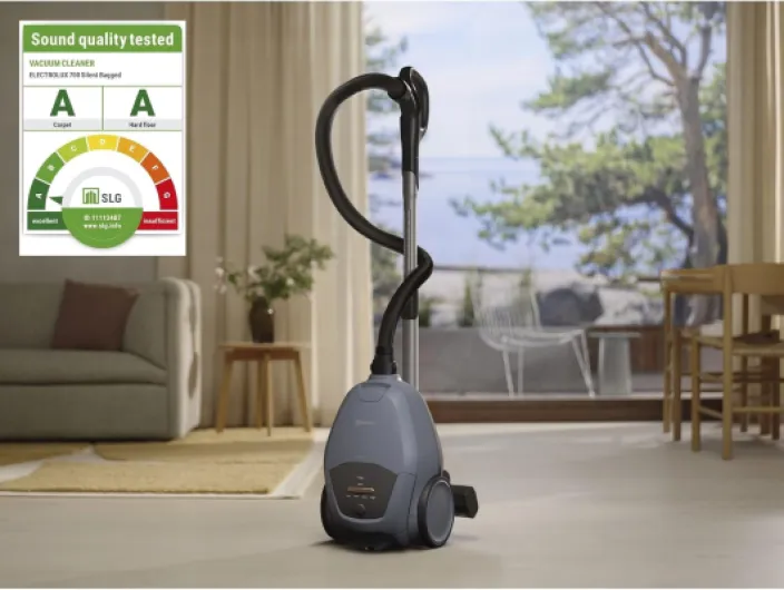 700 Silent Aspirateur avec Sac EB71U2LDB, Ultra Silencieux 59 DB, Brosse AllFloor Auto Tous Sols, Filtre Hygiène E12 Lavable, Rayon d’Action 12 m, 3,5 L, Bleu Denim Clair